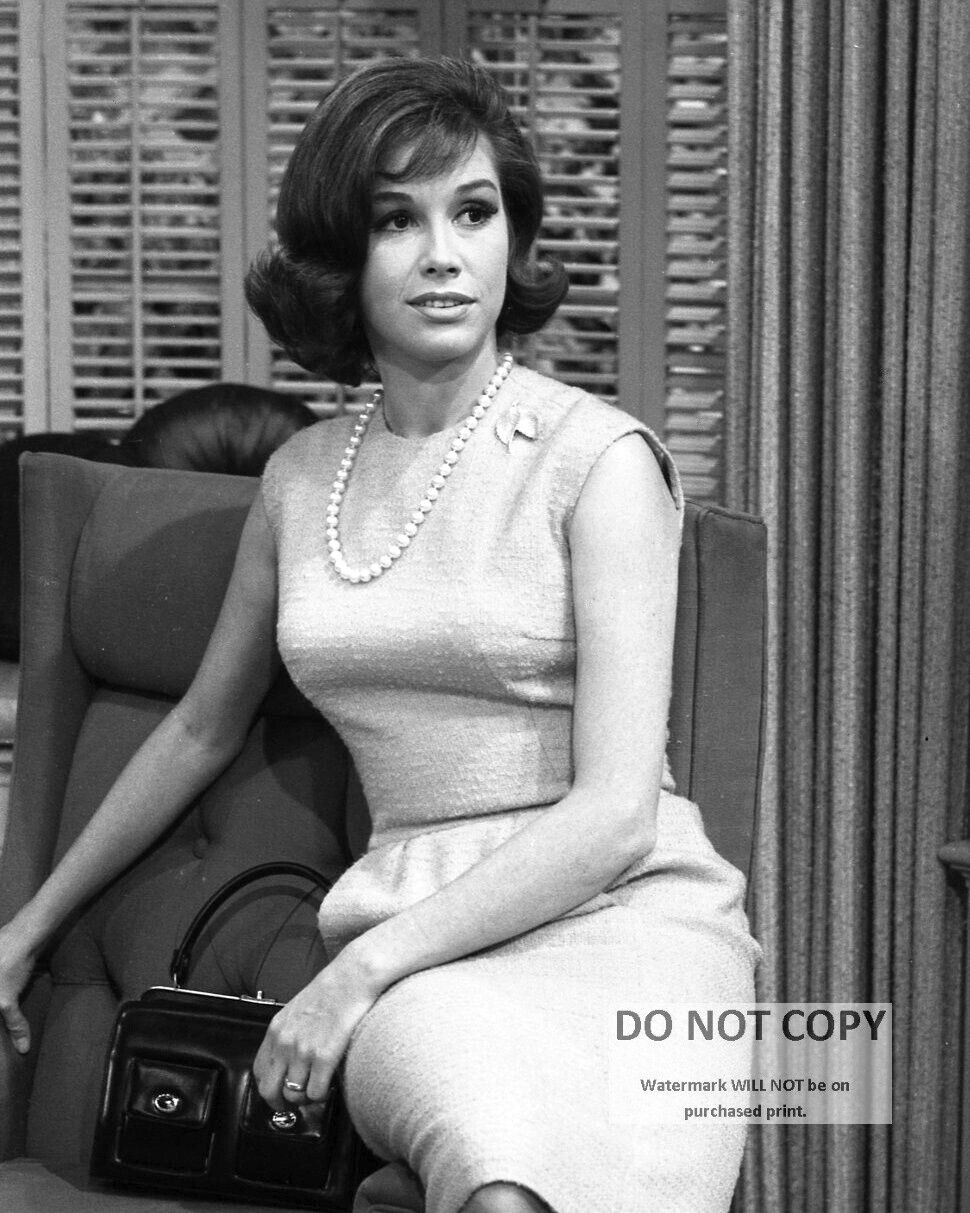 MARY TYLER MOORE IN THE TV SITCOM \
