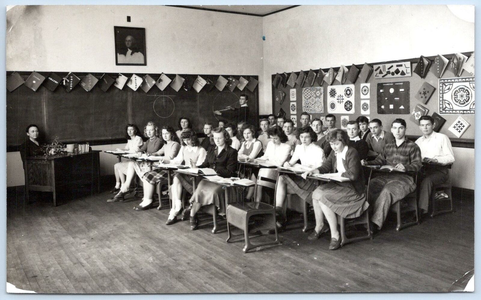 1946 ACCOMACK COUNTY VIRGINIA ATLANTIC HIGH SCHOOL STUDENTS IN CLASSROOM PHOTO