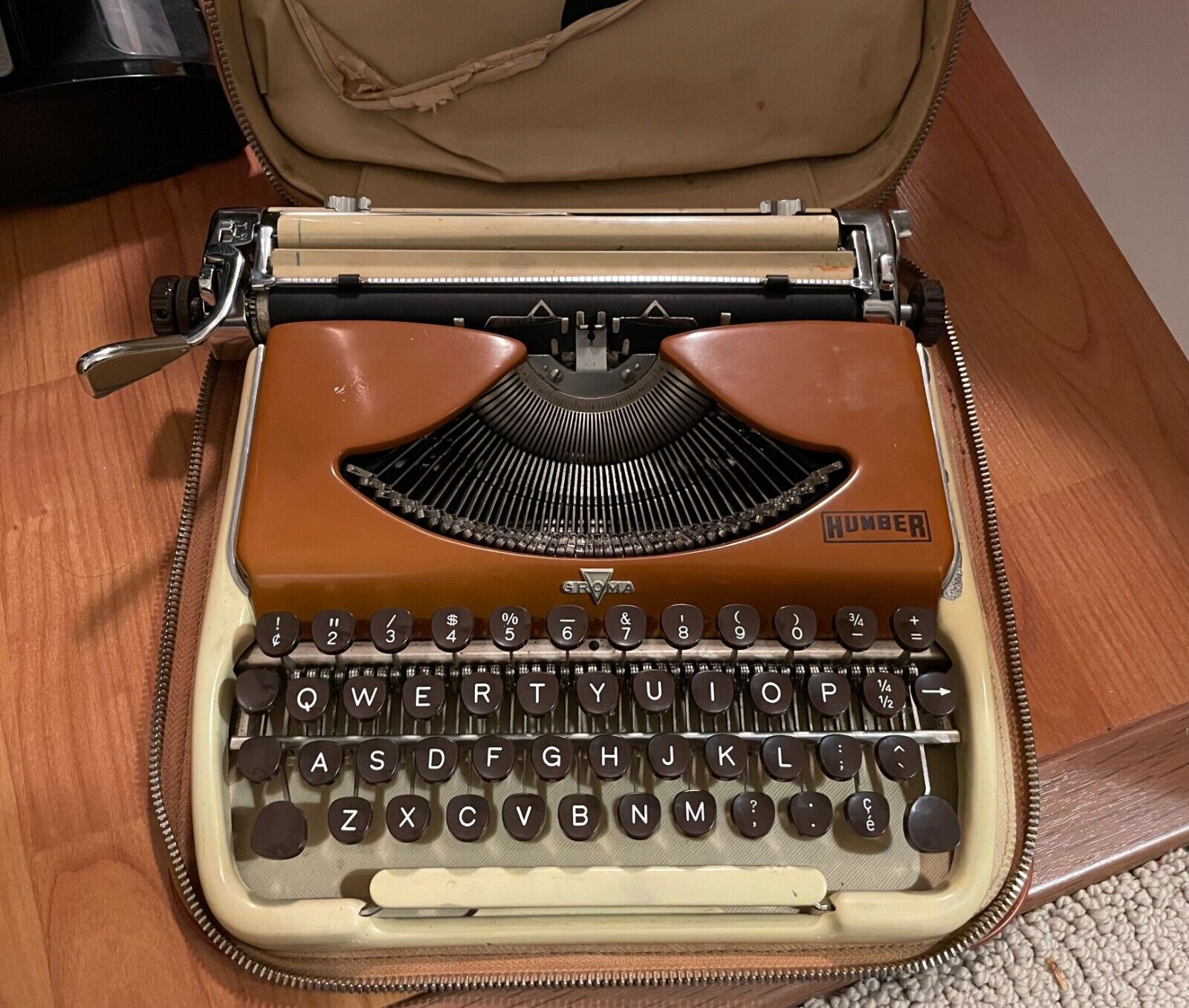 Vintage RARE Groma Humber (Kolibri) Typewriter - QWERTY keyboard