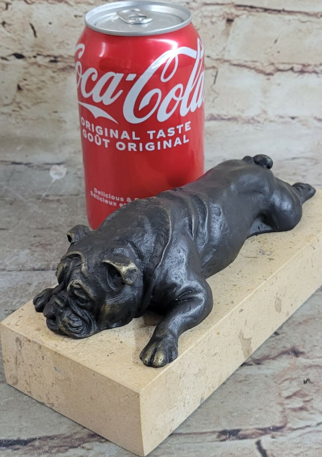 British Bulldog on a yellow natural stone base - Bronze Figure Figure Artwork Nr