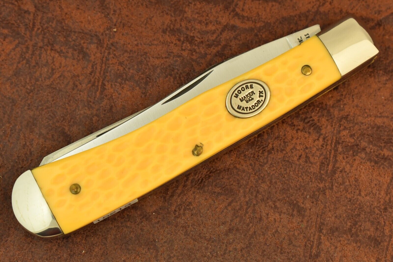 MOORE MAKER MADE IN USA by QUEEN CUTLERY CO YELLOW TRAPPER KNIFE MATADOR TEXAS