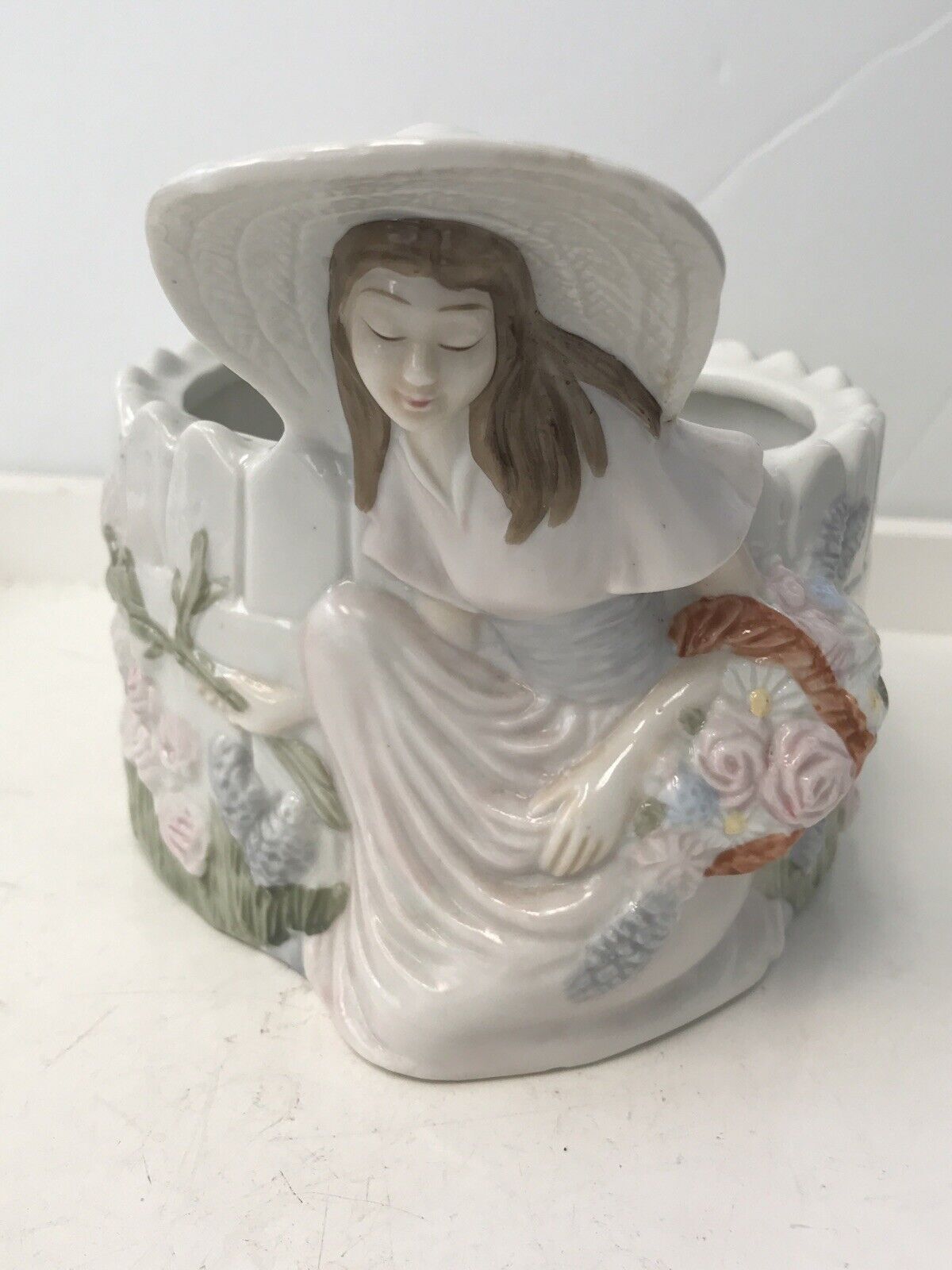 Teleflora Girl Planter Girl With Hat By Fence 1982 Tiawan 419
