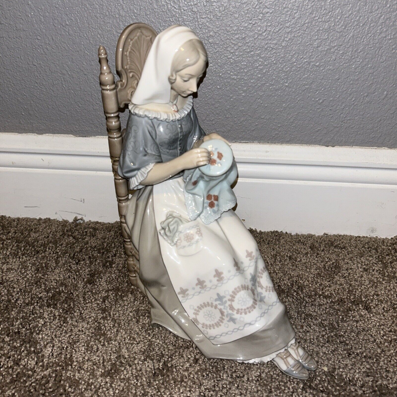 RARE Retired Large Lladro The Embroiderer Lady Sewing in Chair #4865 Excellent