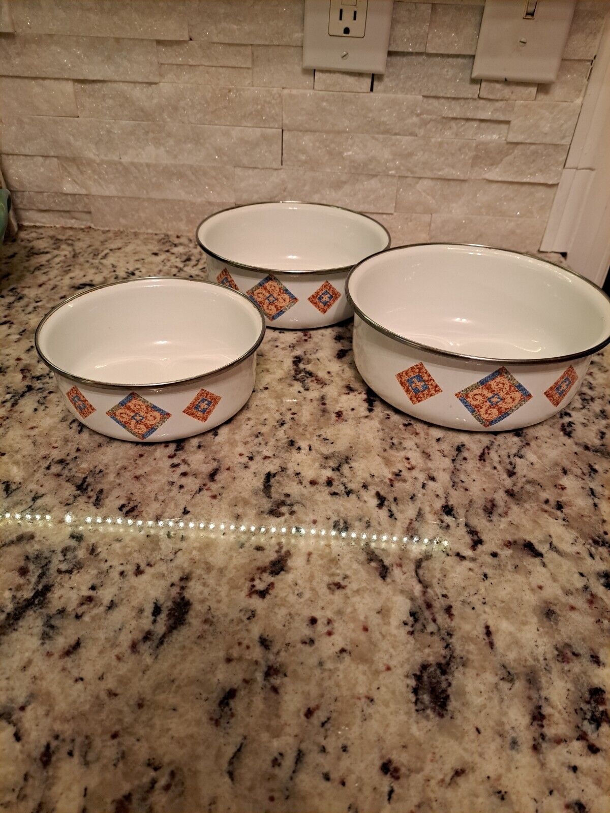 Lincoware, Vintage Metal Enamel Nesting Bowls, Diamond Mosaic Pattern, Set of 3.