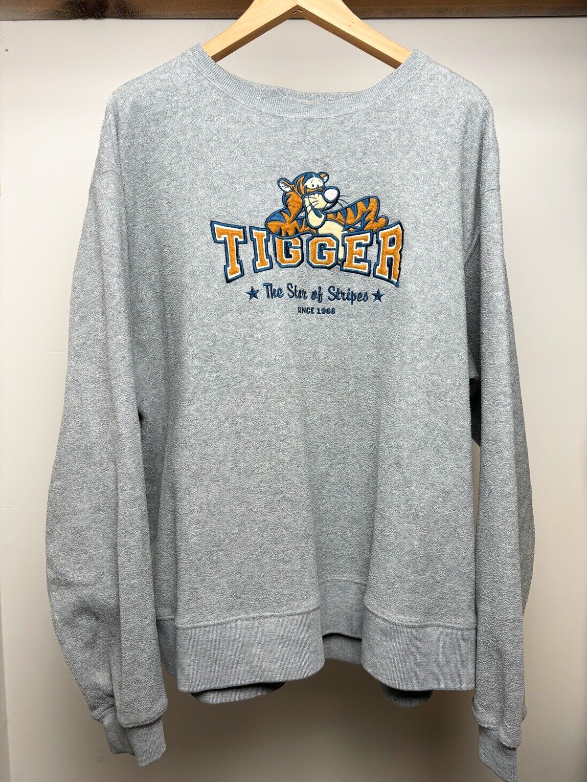 Vintage Disney Store Tigger Gray Fleece  Sweatshirt Crewneck Size XL Embroidered