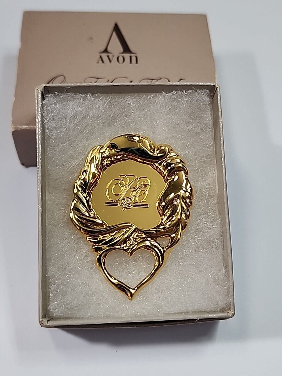 AVON 1991 President's Club Recognition Award Tribute Pin Gold Color Heart