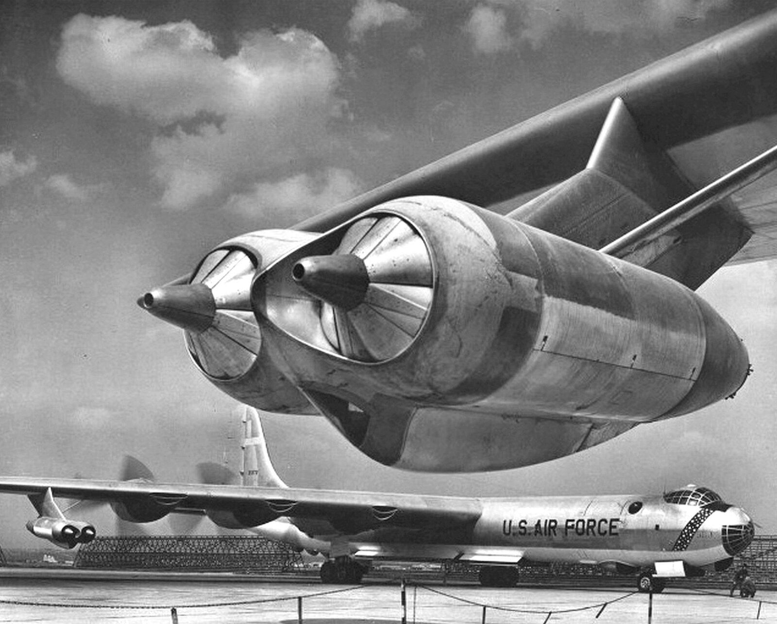 CONVAIR B-36 PEACEKEEPER BOMBERS  Photo   (224-J)