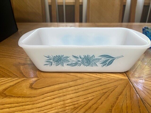 GLASBAKE BLUE THISTLE PATTERN MILK GLASS LOAF PAN MADE IN THE USA J-522 19