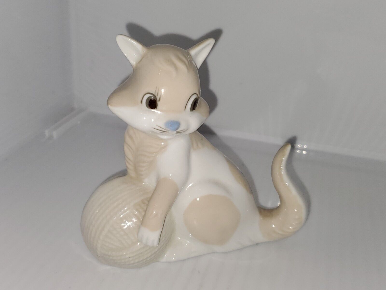 Vintage Porcelain Kitty Cat Kitten w/Ball of Yarn Figurine Spain Miquel Requena