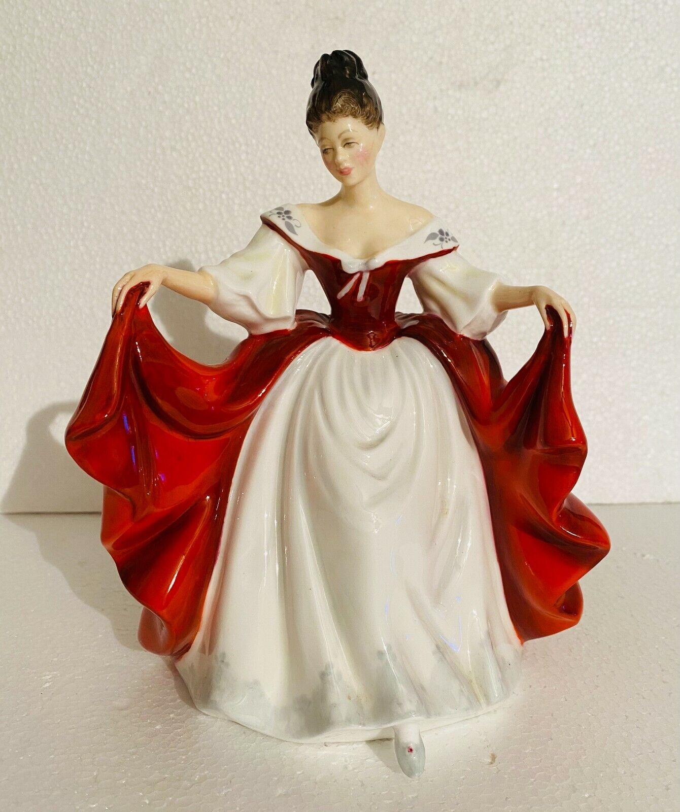 Beautiful Elegant Retired Royal Doulton Figurine Entitled Sara HN2265