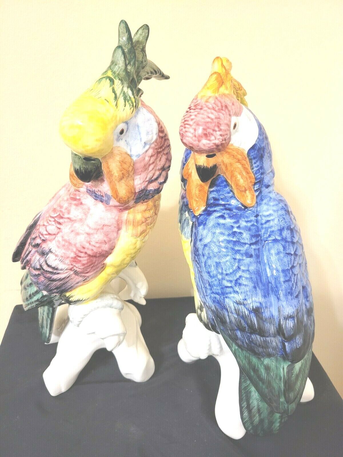  CHELSEA  HOUSE  TWO COCKATOOS  BEAUTIFUL PORCELAIN COLORFUL  FIGURINES