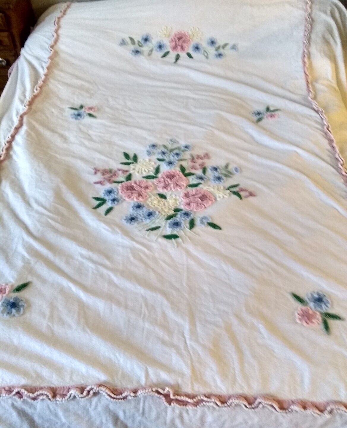 Vintage Cottage Floral Pattern Chenille Fitted Bedspread Ruffled Border 90 x 98 
