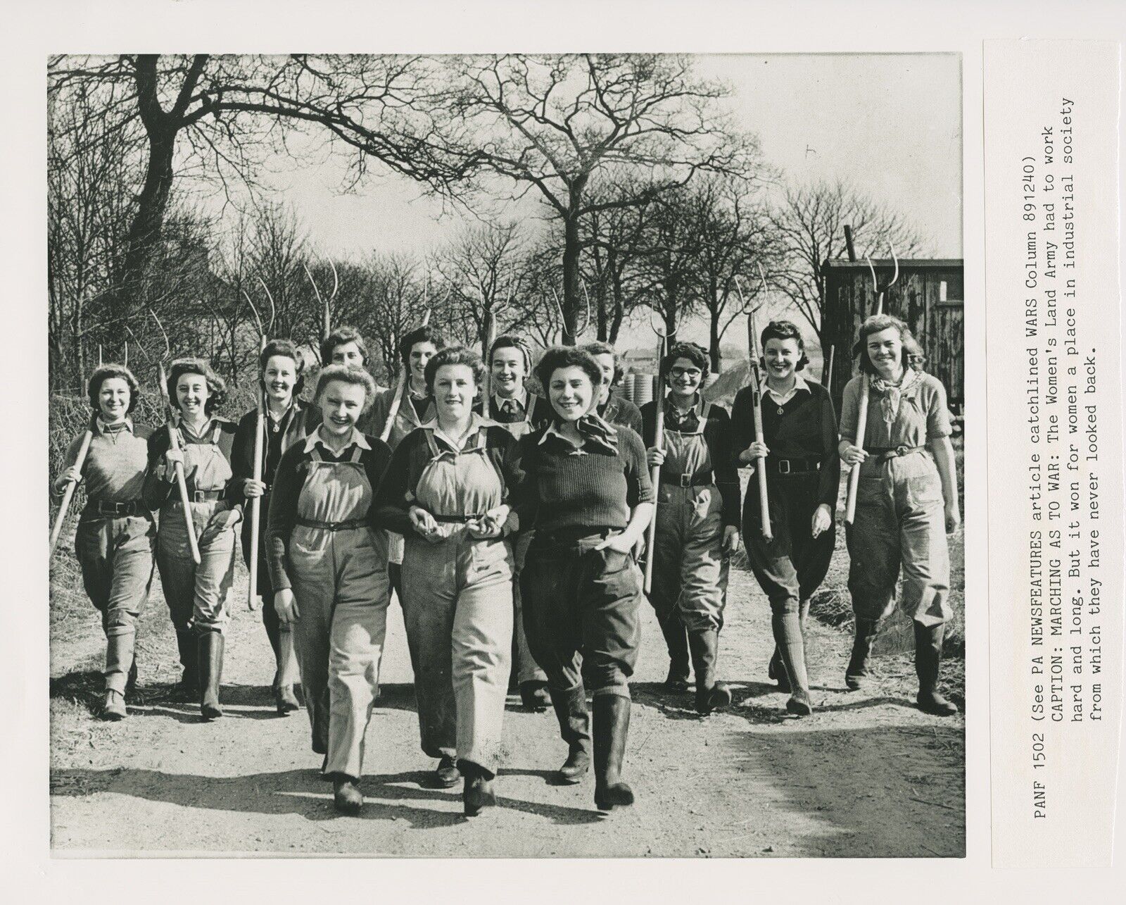 Women\'s Land Army In WWII Land Girls UK British War A0553 A05 Original Photo