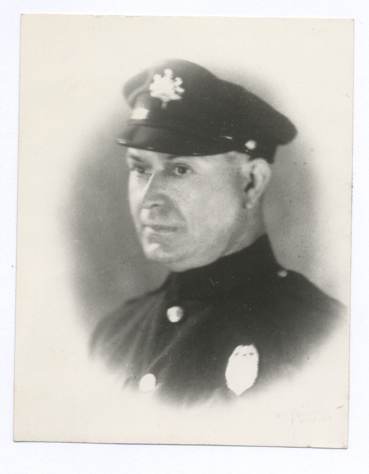 1940\'s-1950\'s SNAPSHOT : Vignetted Closeup Bust Of POLICEMAN #B