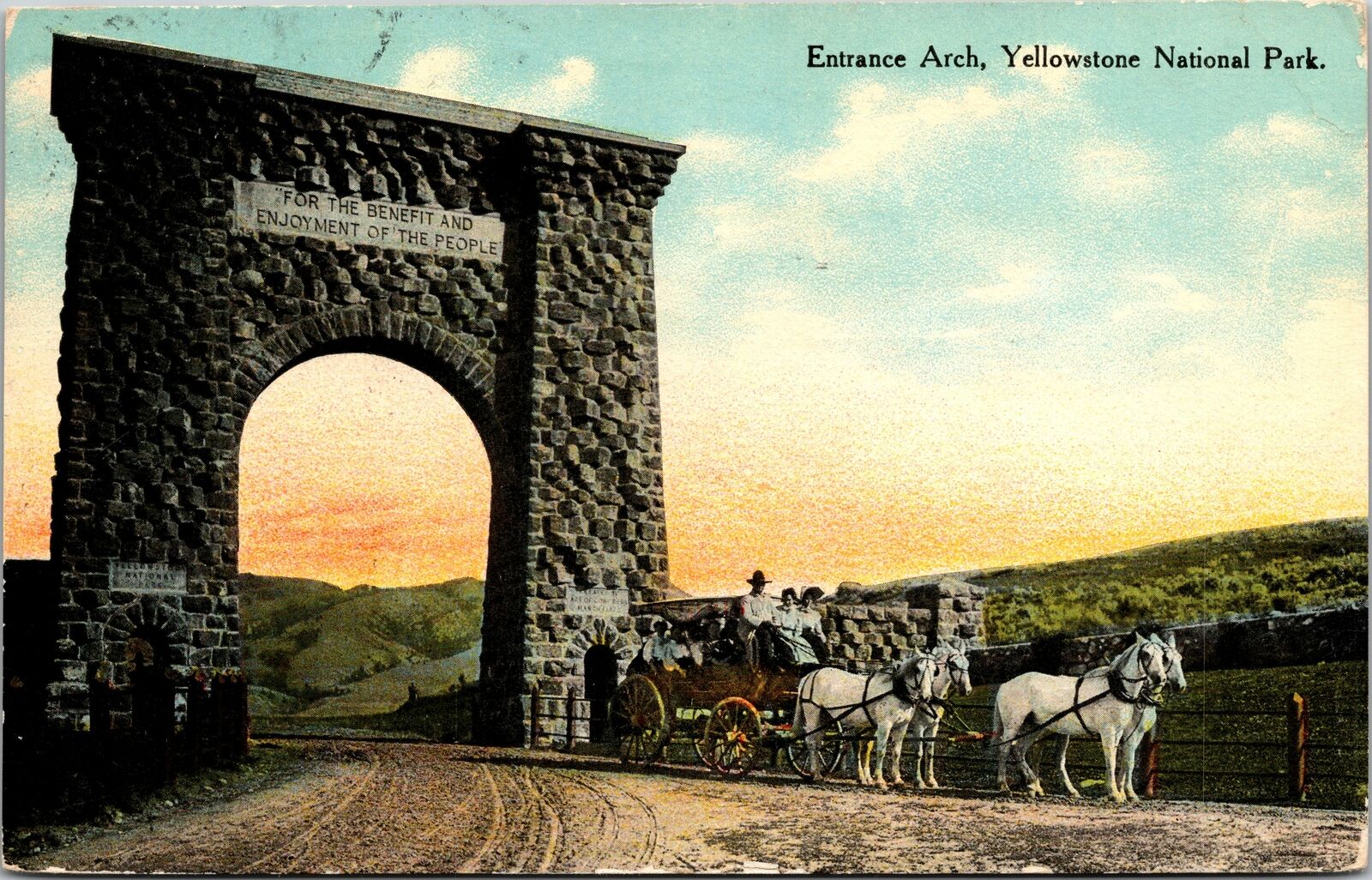 VINTAGE POSTCARD ENTRANCE ARCH INTO YELLOWSTONE NAT'L PARK MAILED 1913 FROM PARK