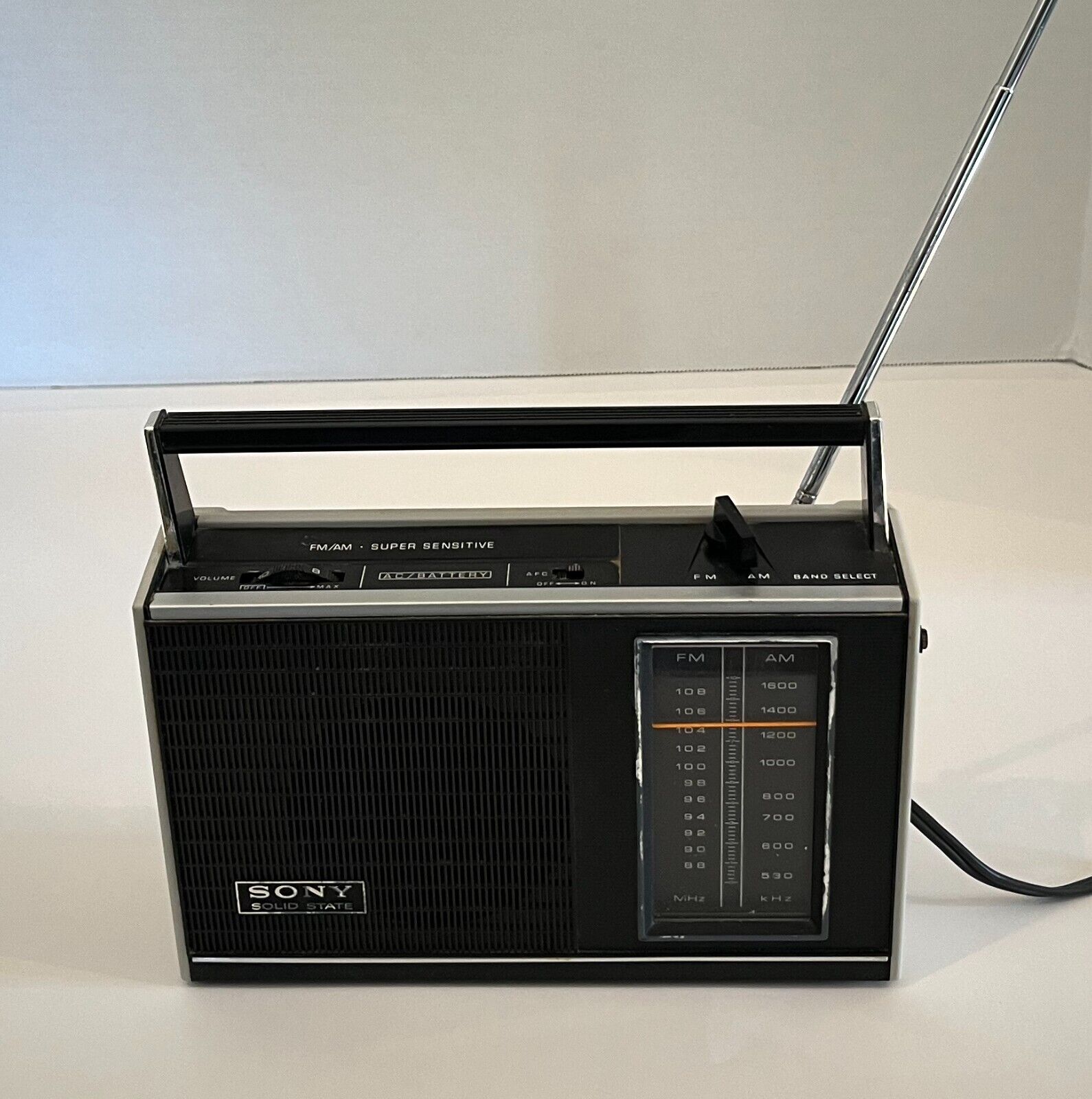 SONY TFM-7100W  Vintage FM/AM Transistor Radio Made In Japan
