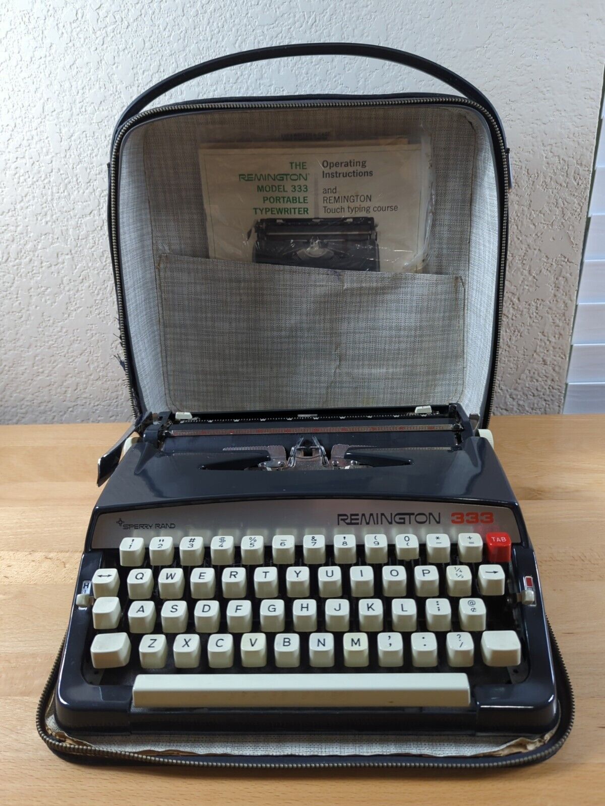 Vintage Remington 333 Sperry Rand Typewriter in Case with Manual 