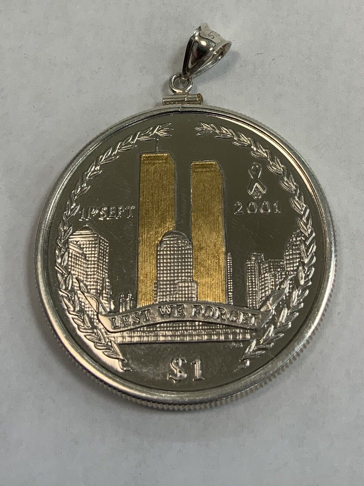 “Lest We Forget” Silver Plate Commemorative Coin Of The Twin Towers Pendant. 