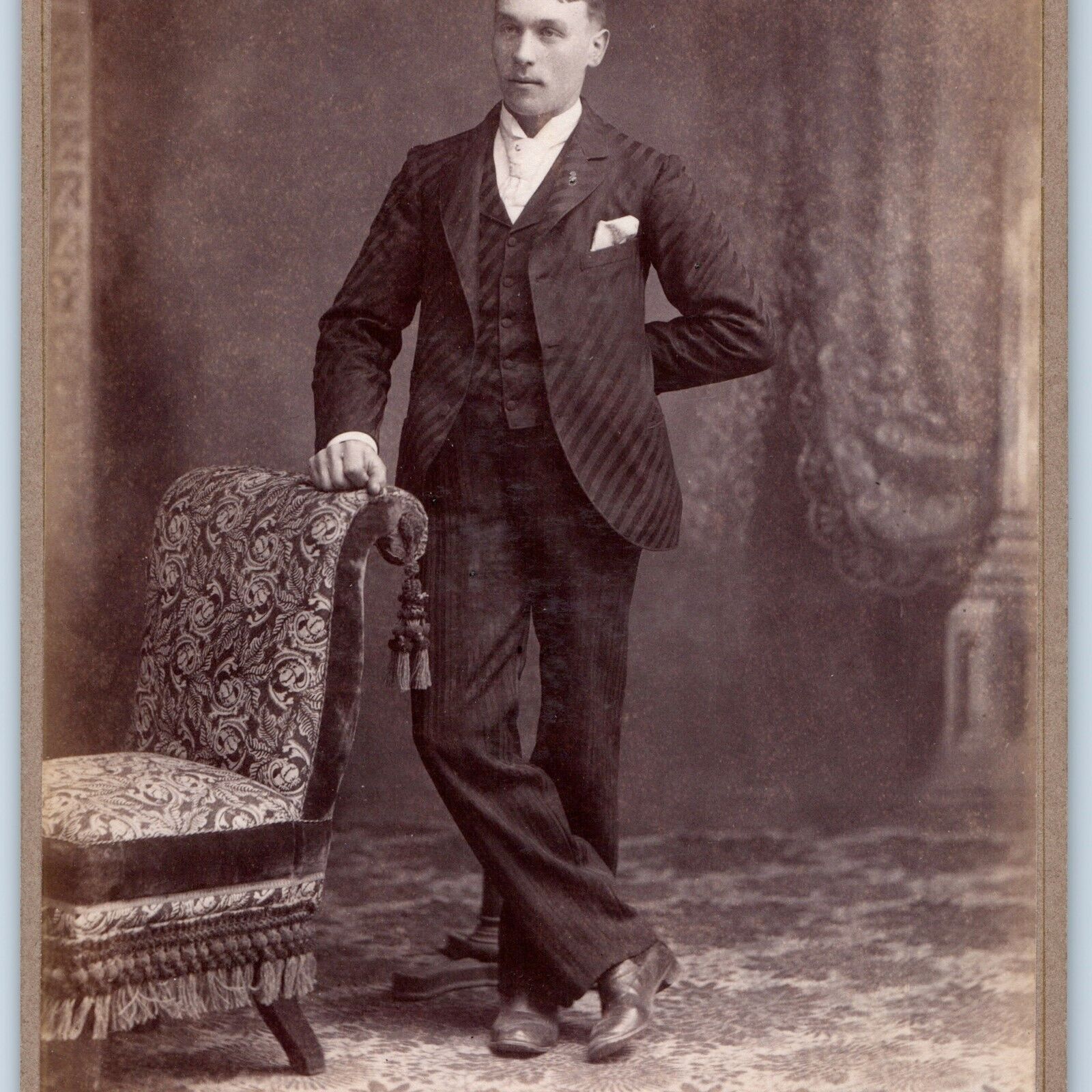 c1900s Portland, OR Handsome Striped Suit Man Cabinet Card Photo New York B12