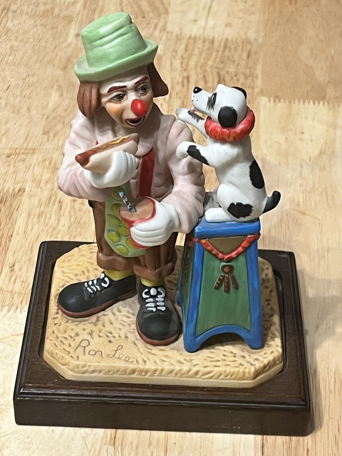 Vintage Ron Lee Clown 1985 It’s Not a Dog Eat Dog World 1515 On Wooden Stand