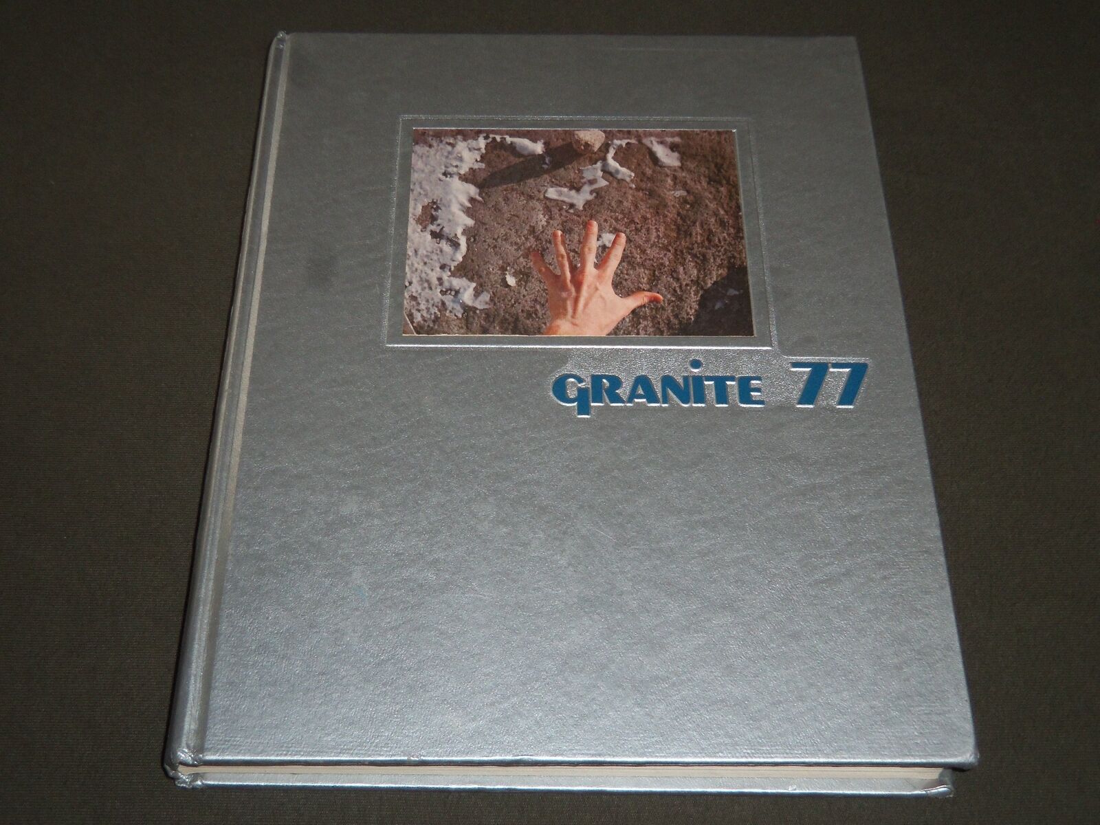 1977 GRANITE UNIVERSITY OF NEW HAMPSHIRE YEARBOOK - NICE PHOTOS - YB 1017