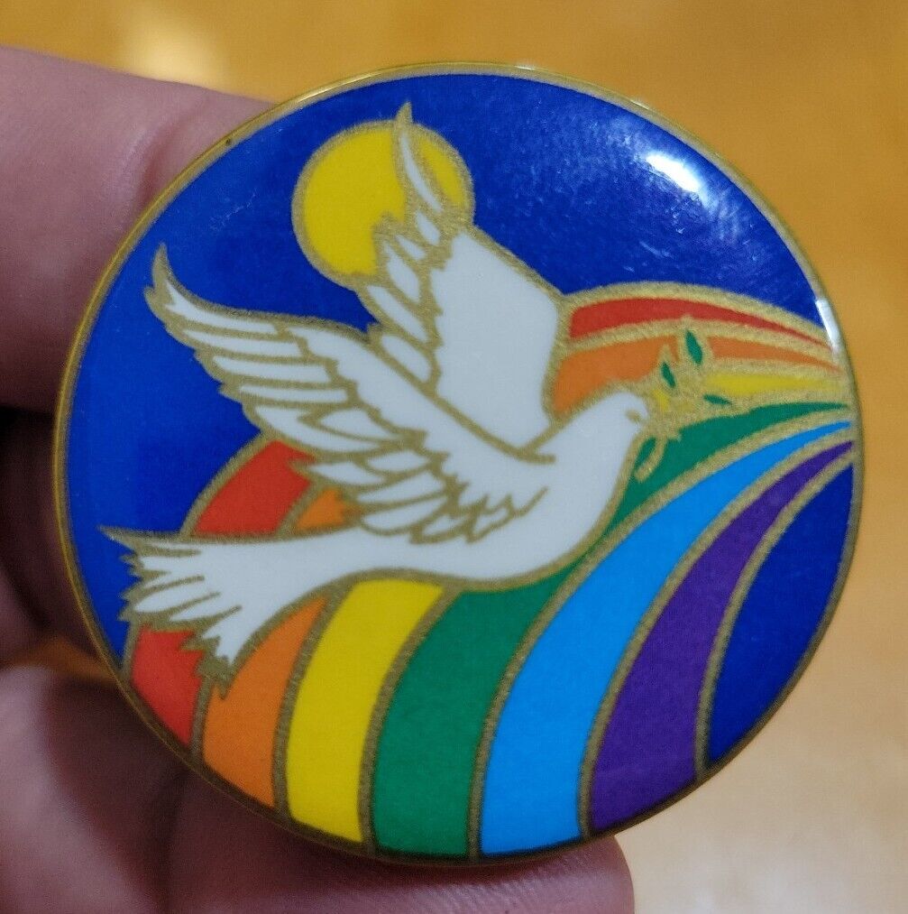 VINTAGE 1970\'S PEACE DOVE W/ OLIVE TWIG OVER RAINBOW - PINBACK BUTTON