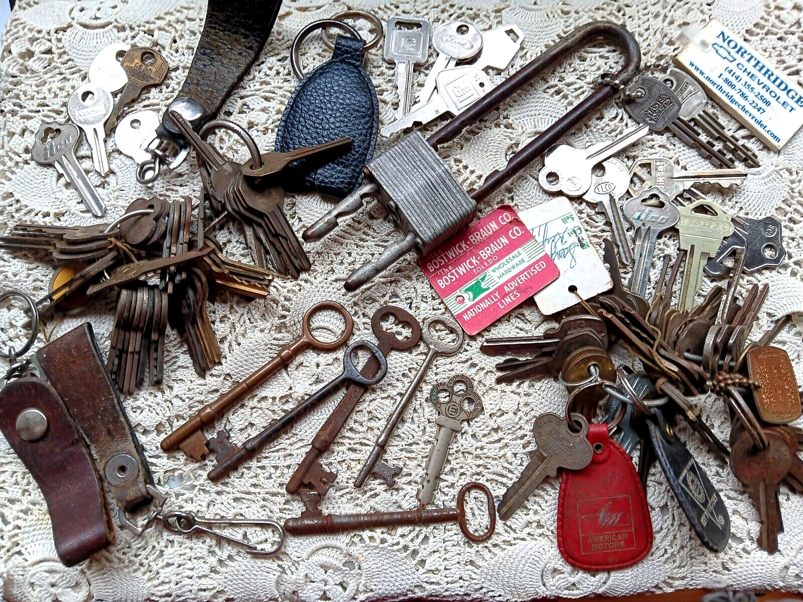 Great Old Vintage Rusty Lot of Various Keys + Skelton + Keyrings in Cigar Box *