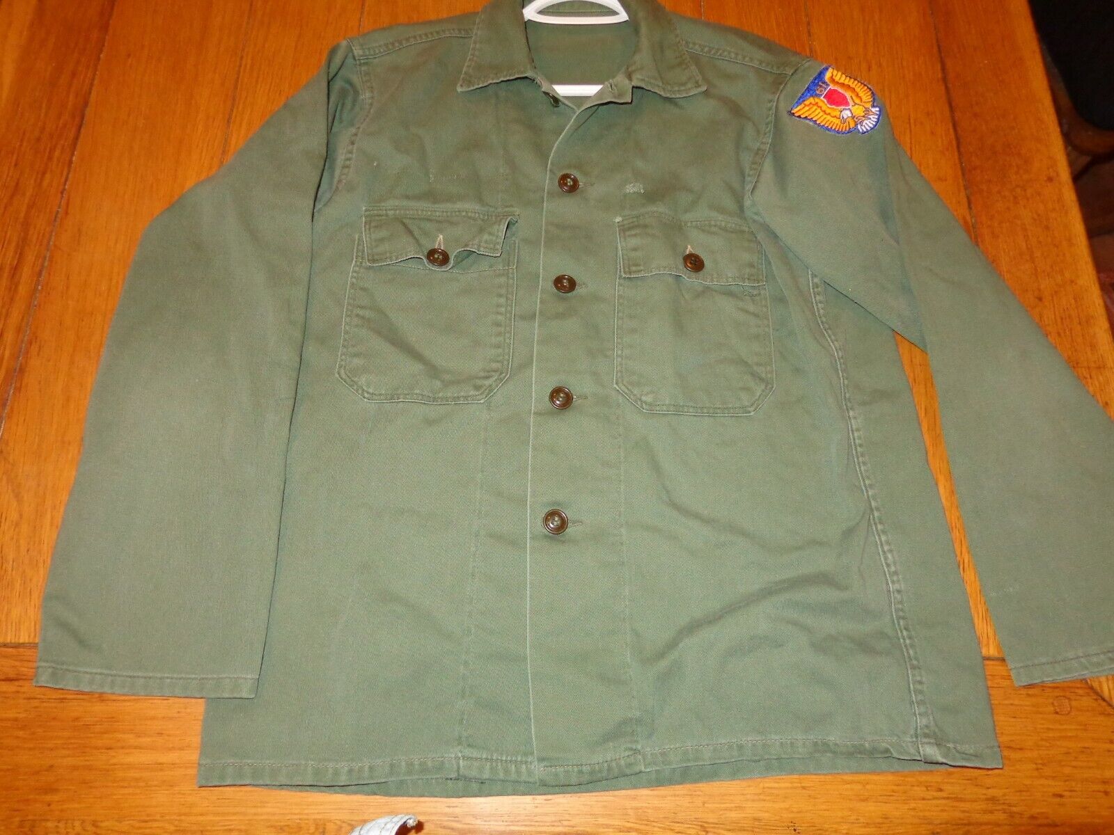 ANTIQUE 1961 US ARMY FATIGUE SHIRT WITH EAGLE PATCH - MENS SIZE MEDIUM # 420