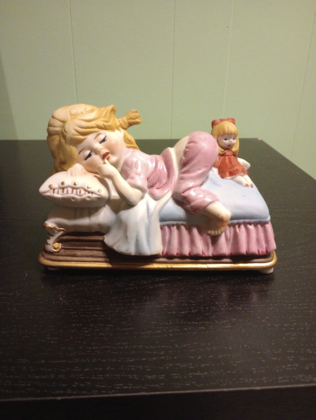 Vintage Little Girl Sleeping In Bed With Doll Figurine Plays Music Japan 