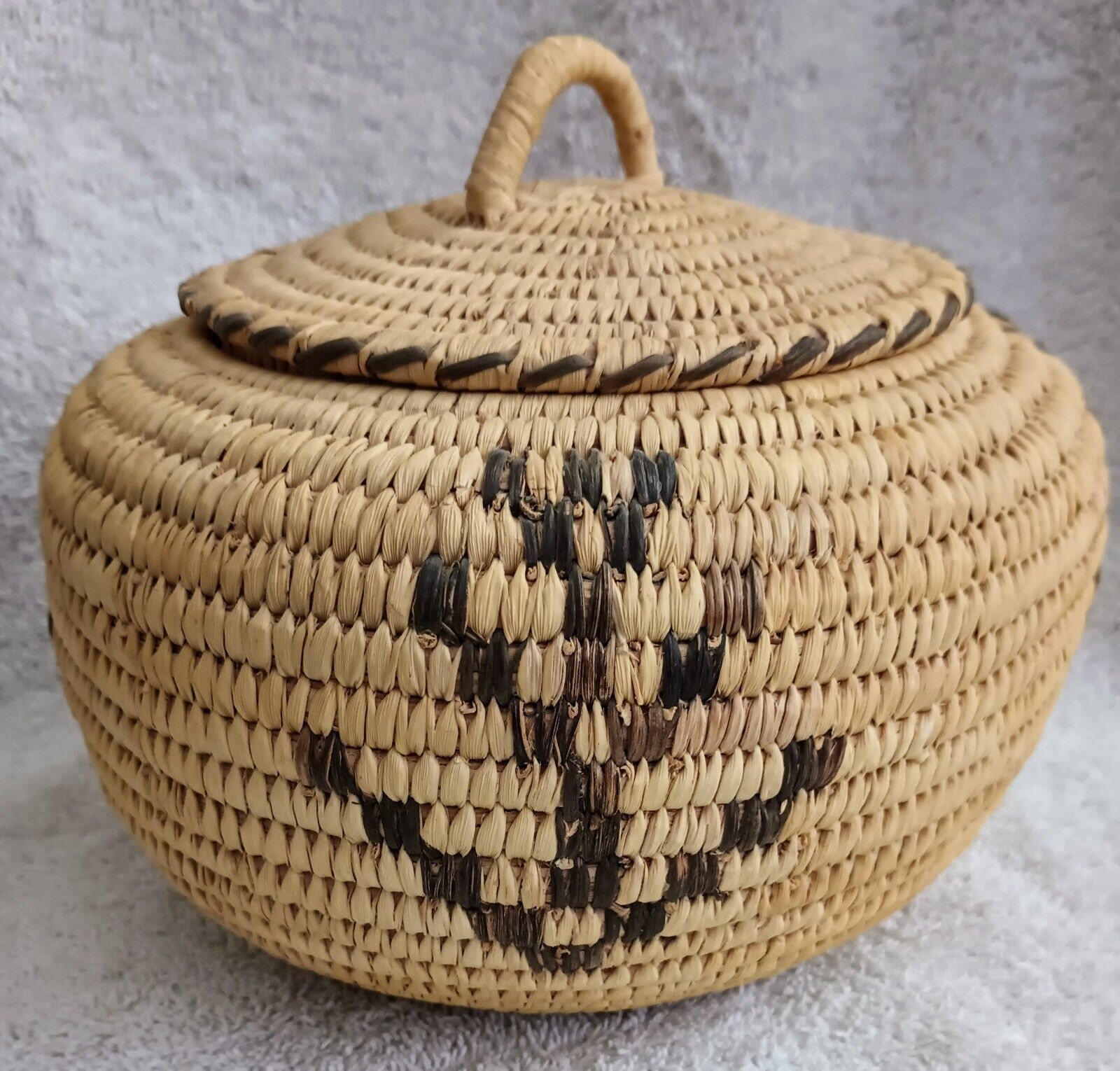 Vintage Tohono O'odham Papago Hand Made Indian Lidded Basket Circa 1960's 
