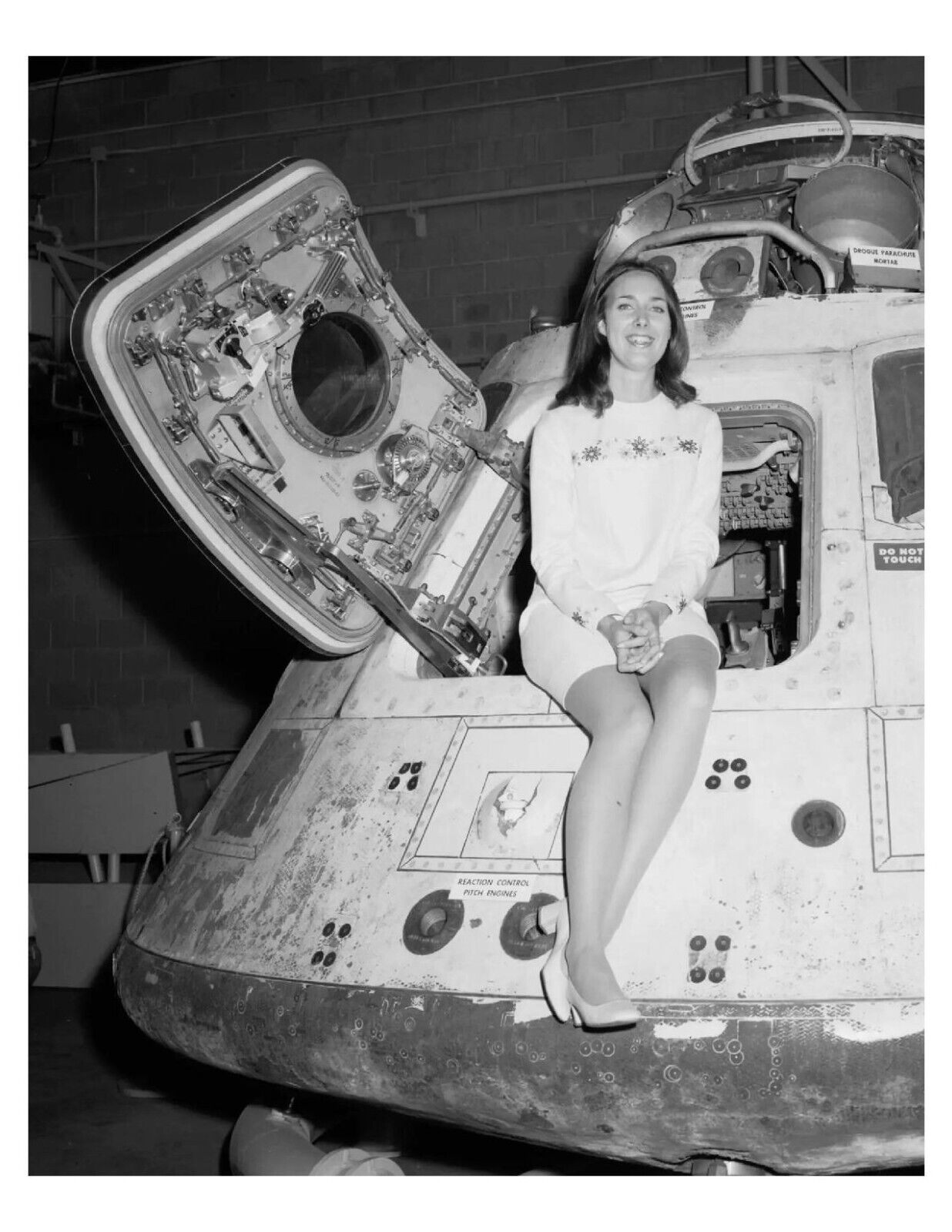 1971 Miss NASA And The Apollo 8 Space Capsule 8x10 Photo On 8.5\