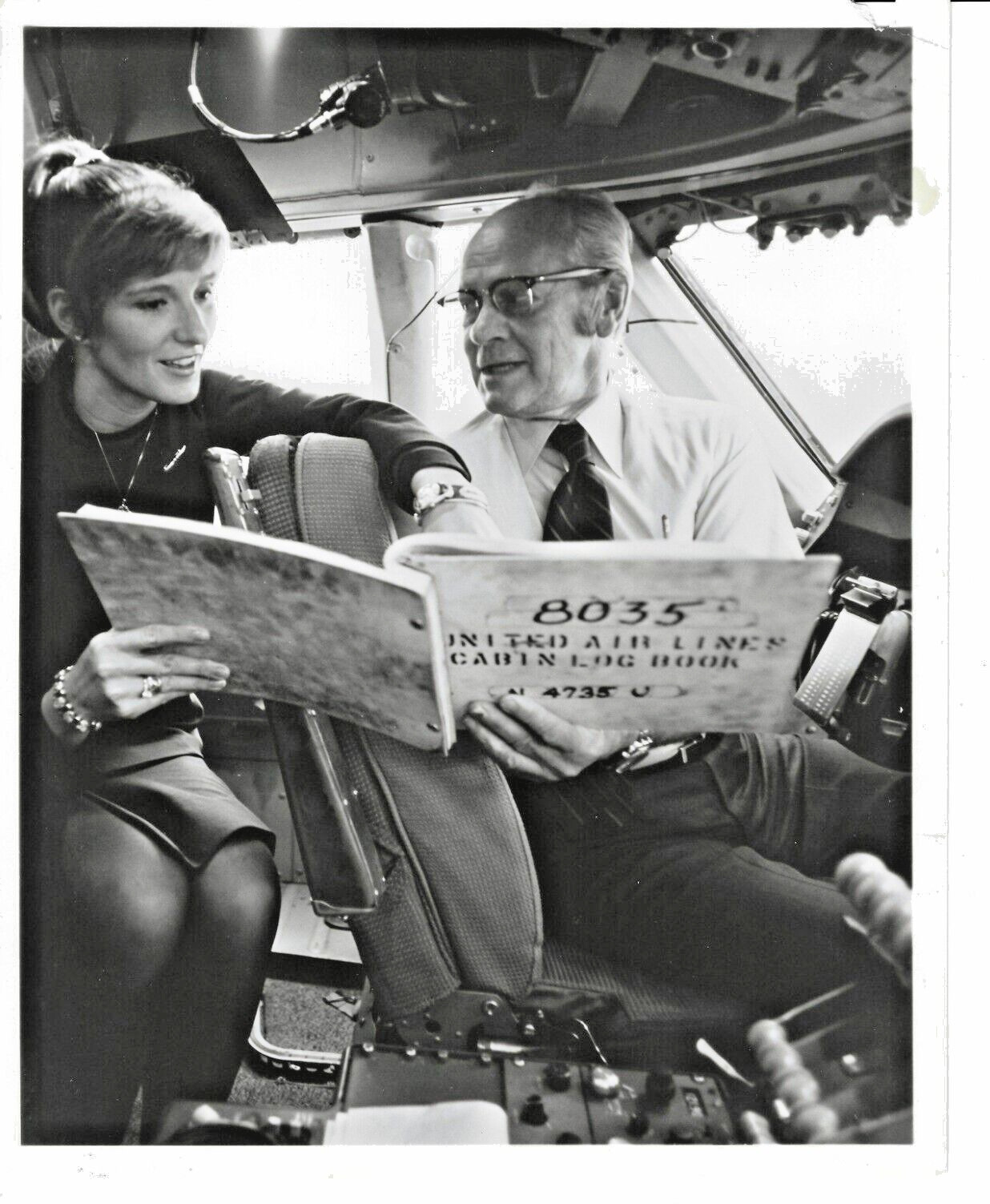 Vtg 1970s United Airlines Pilot & Cabin Log Book & Flight Attendant 8x10 Media