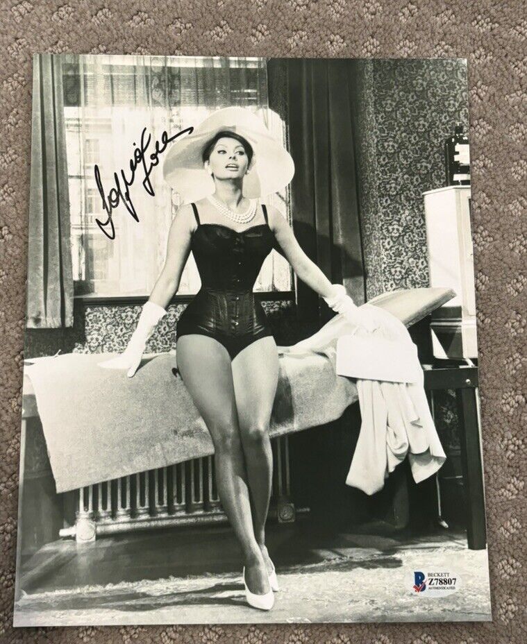 Sophia Loren signed autographed 8x10 Photo Rare Beckett COA