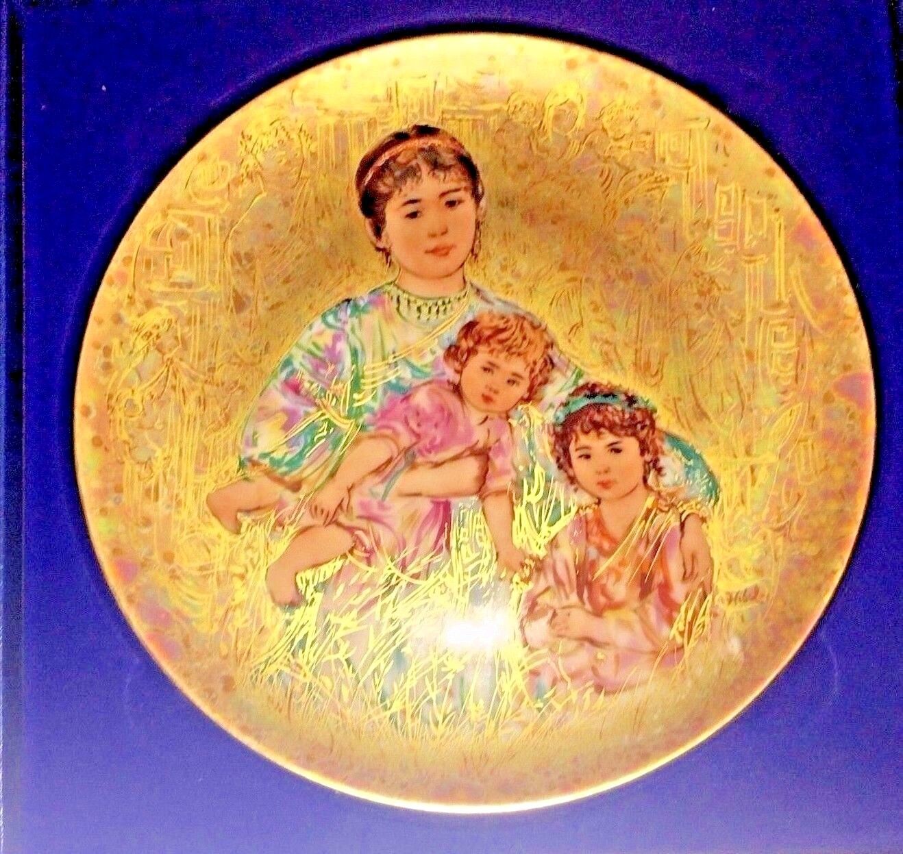New Edna Hibel Plate Cornelia and Her Jewels Gold NEW IN BOX With Certificate
