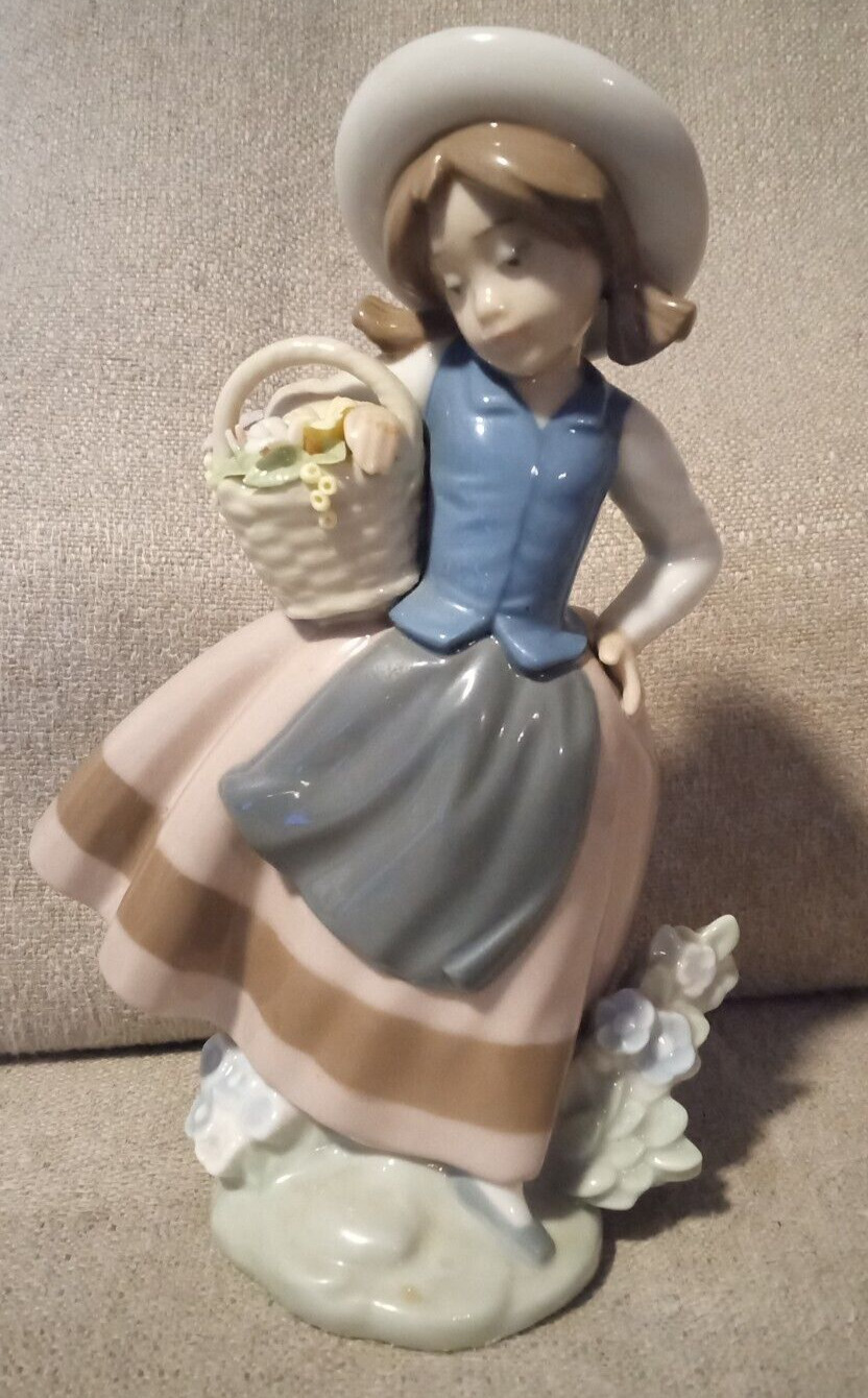 Exquisite Lladro Sweet Scent Girl with Flowers 5221