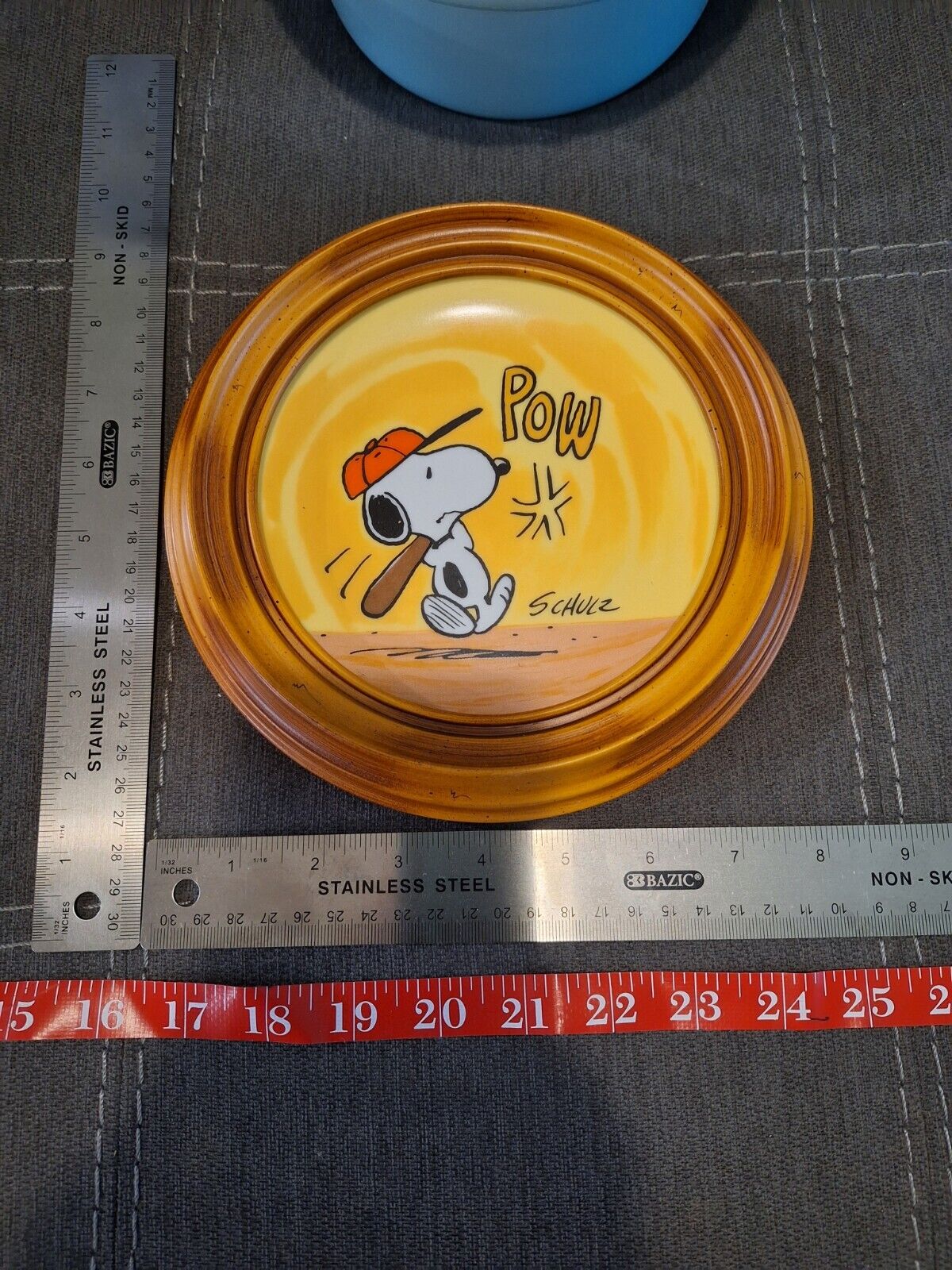SNOOPY BASEBALL PLAYER PLATE IN ROUND HANGING FRAME.