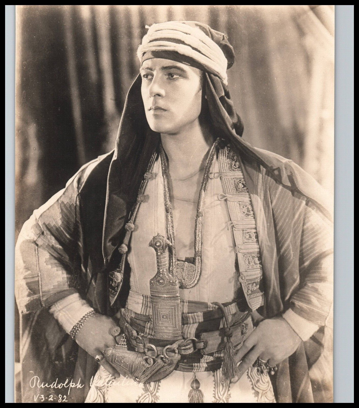 Hollywood HANDSOME ACTOR RUDOLPH VALENTINO 1920s VINTAGE PORTRAIT Photo 744
