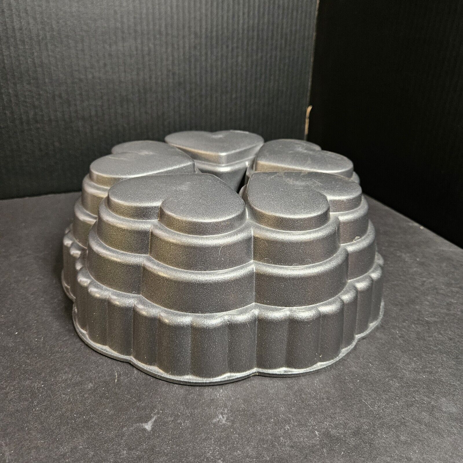 Wilton Dimensions Queen of Hearts Bundt Cake Pan Cast Aluminum 10 Cup Non Stick