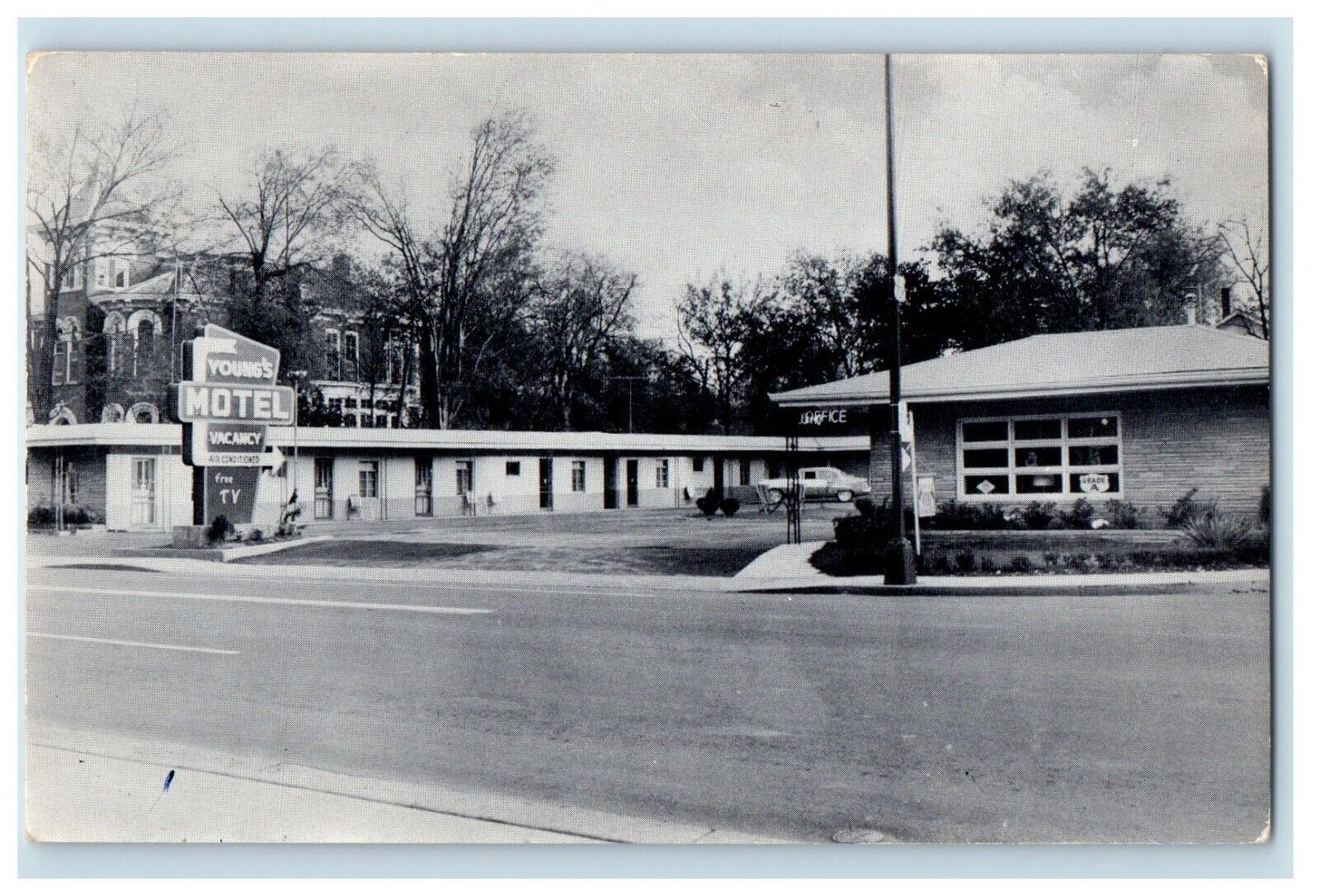 c1950's Young's Motel Roadside Lebanon Tennessee TN Unposted Vintage Postcard