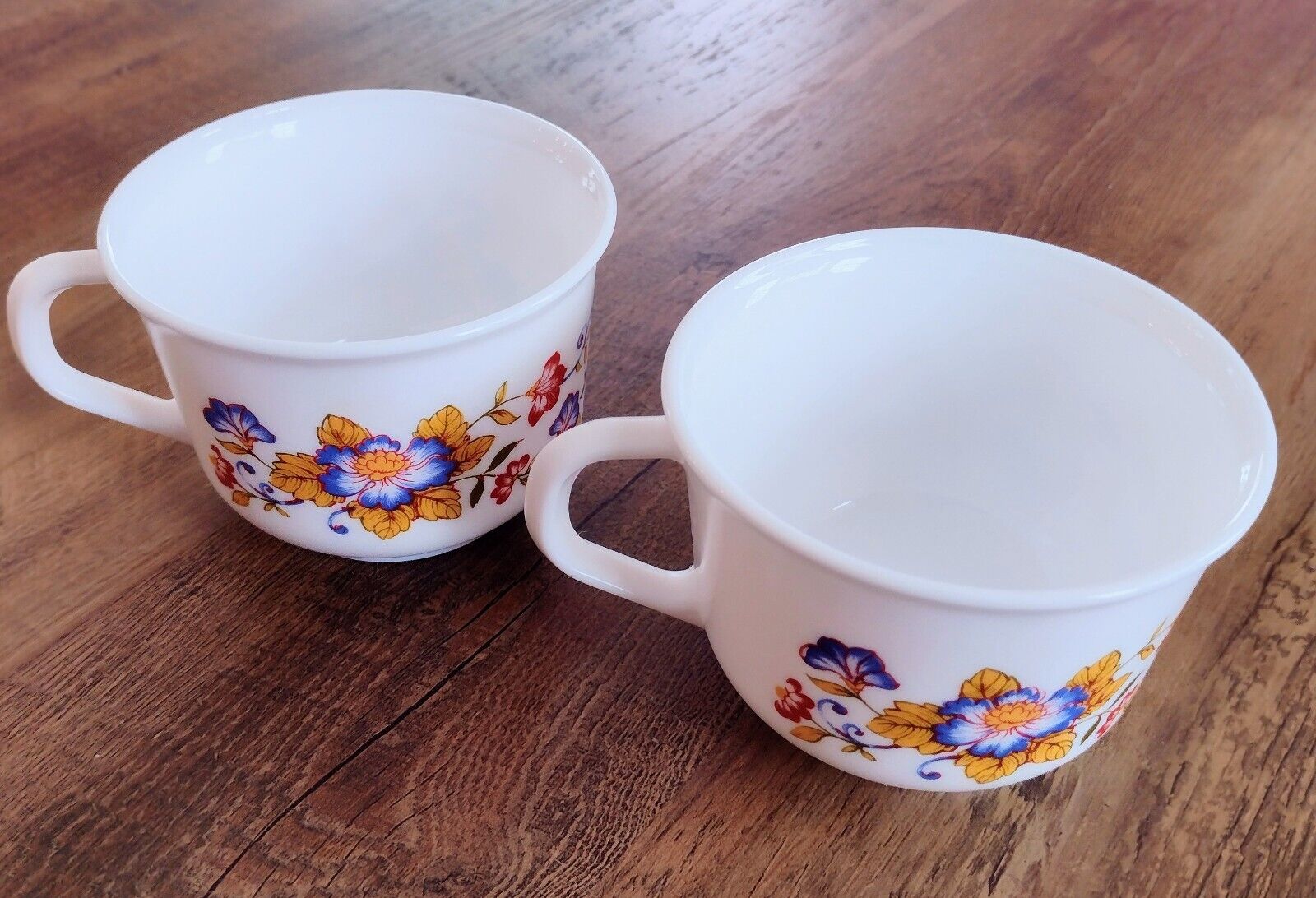 Vintage - Set of 2 Arcopal France Milk Glass Coffee Mugs/Teacups Floral Pattern 