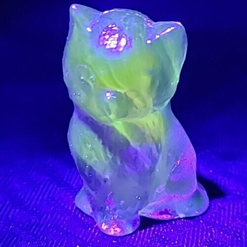 Boyd Crystal Art Glass Miss Cotton Cat Figurine Purple Valor Glows 395nm