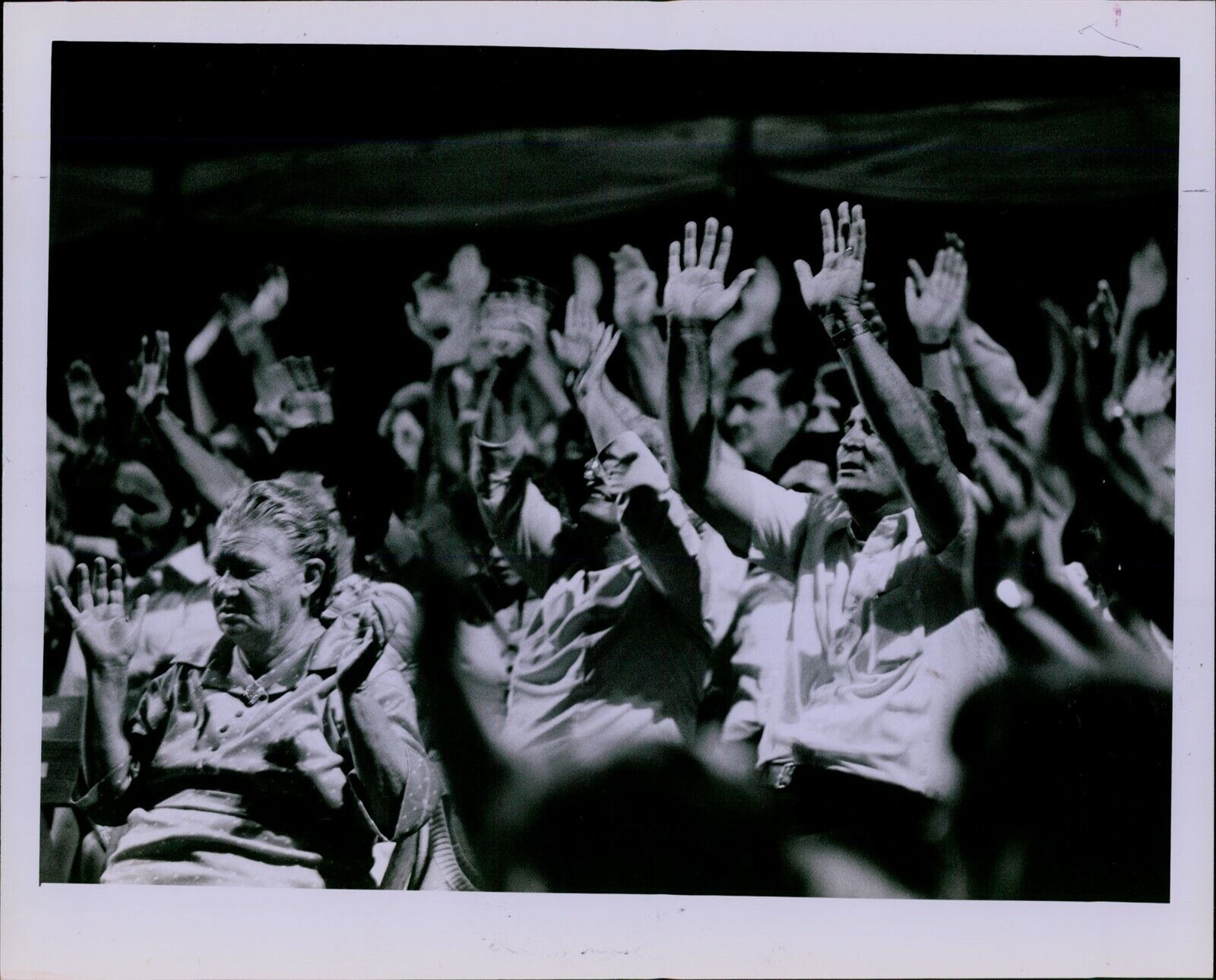 LG853 1979 Original Don Hunter Photo EVANGELICAL CHRISTIANS Raising Hands Prayer