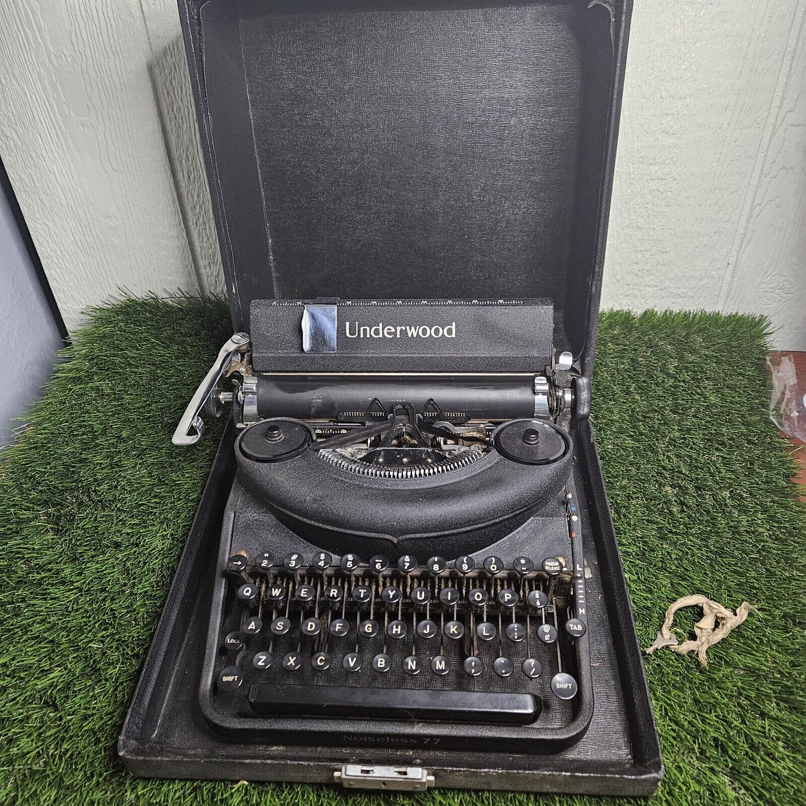 Vintage Underwood Noiseless 77 Typewriter In Hard Case With Key 
