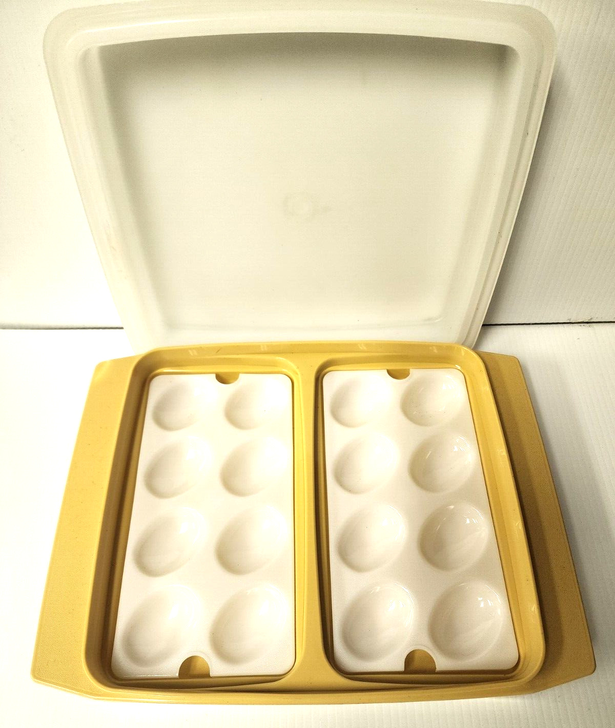 Vintage Tupperware Deviled Egg Tray Keeper Carrier Container 723-4 Gold