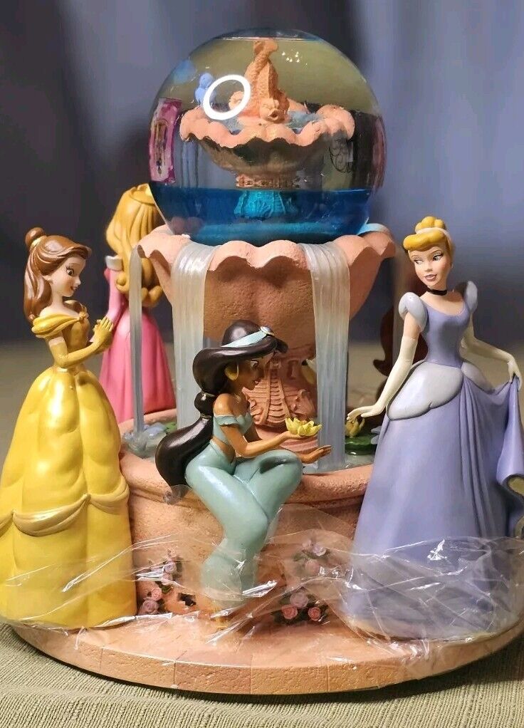 RARE Disney Princess Wishing Fountain Snow Globe Musical Disney Store Exclusive