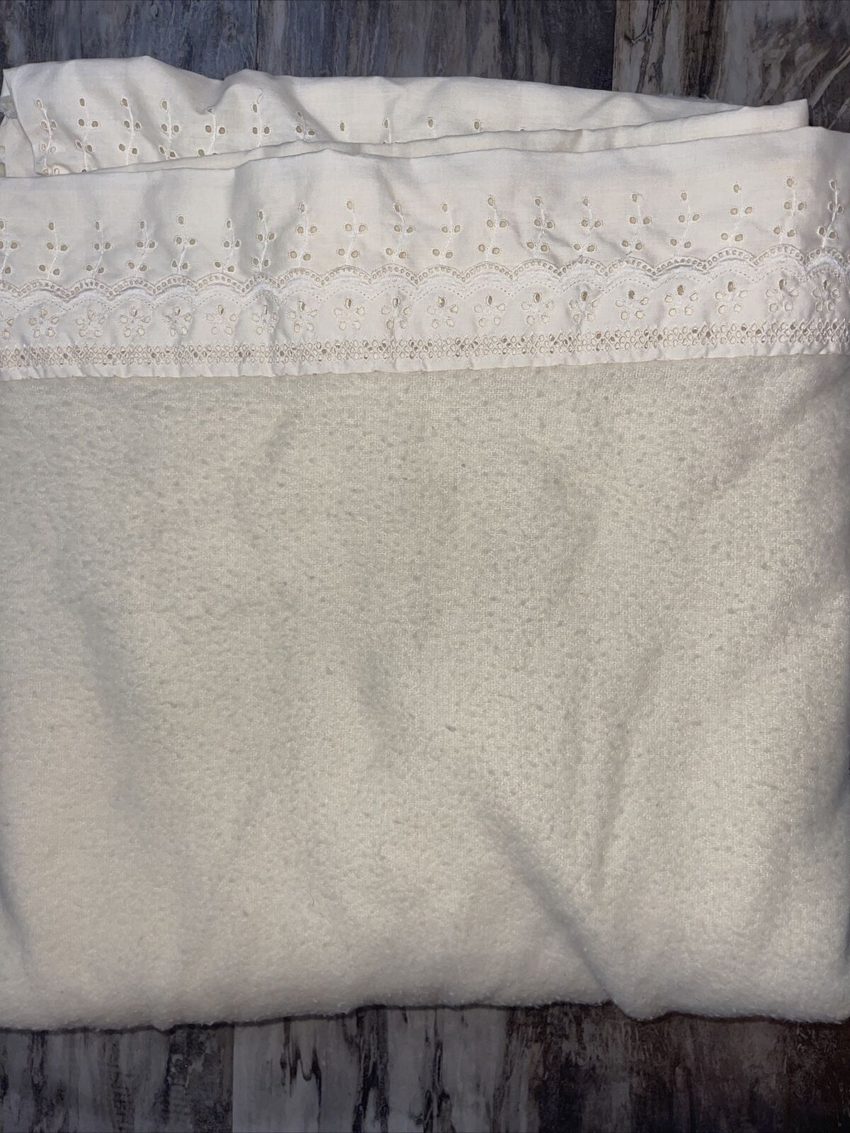 Vintage Lg Warm cream blanket detailed floral Scalloped Crocheted trim 83”X78”
