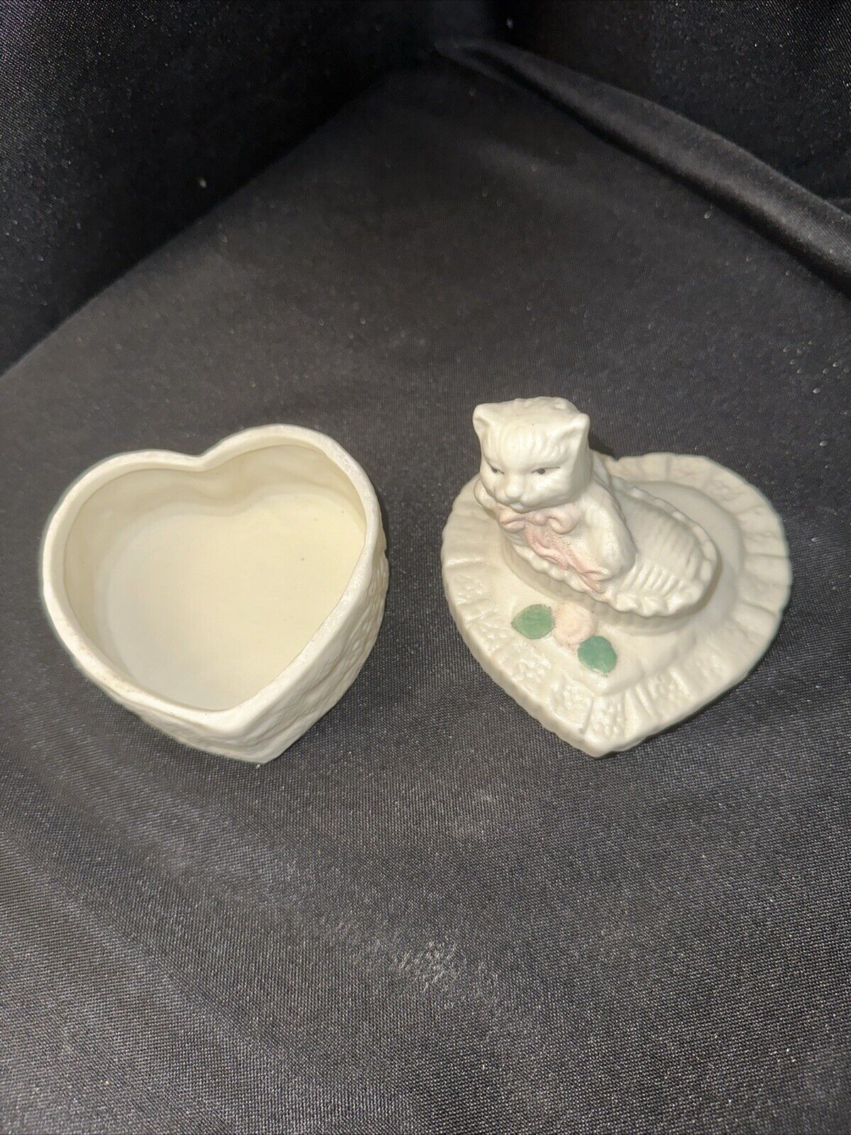 VTG Ceramic Heart Shaped Trinket Jewelry Box Cat Kitten Present Detailed Decor