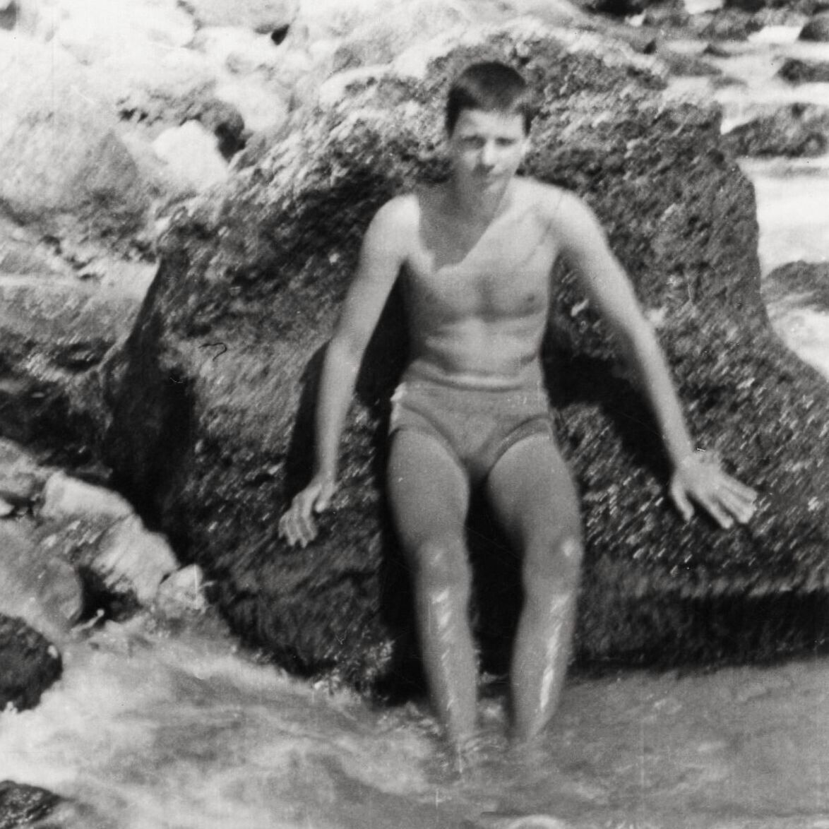 Vintage gay int photo handsome guy slender young man swimming beach bulge +7144