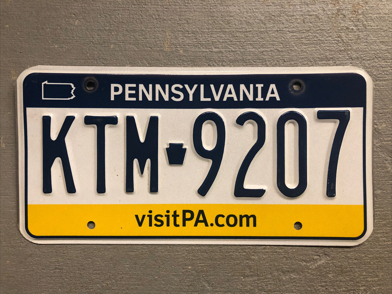 ONE PENNSYLVANIA LICENSE PLATE MAP STYLE- VISIT PA.COM RANDOM LETTERS/ NUMBERS
