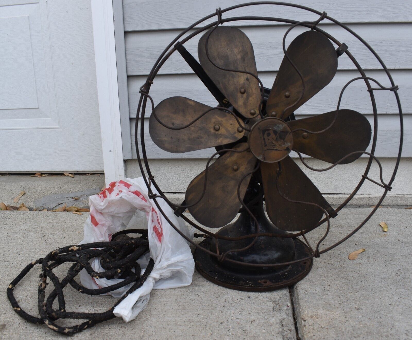 Antique ROBBINS & MYERS No. 2104 Alternating Current 6 Blade Brass Fan